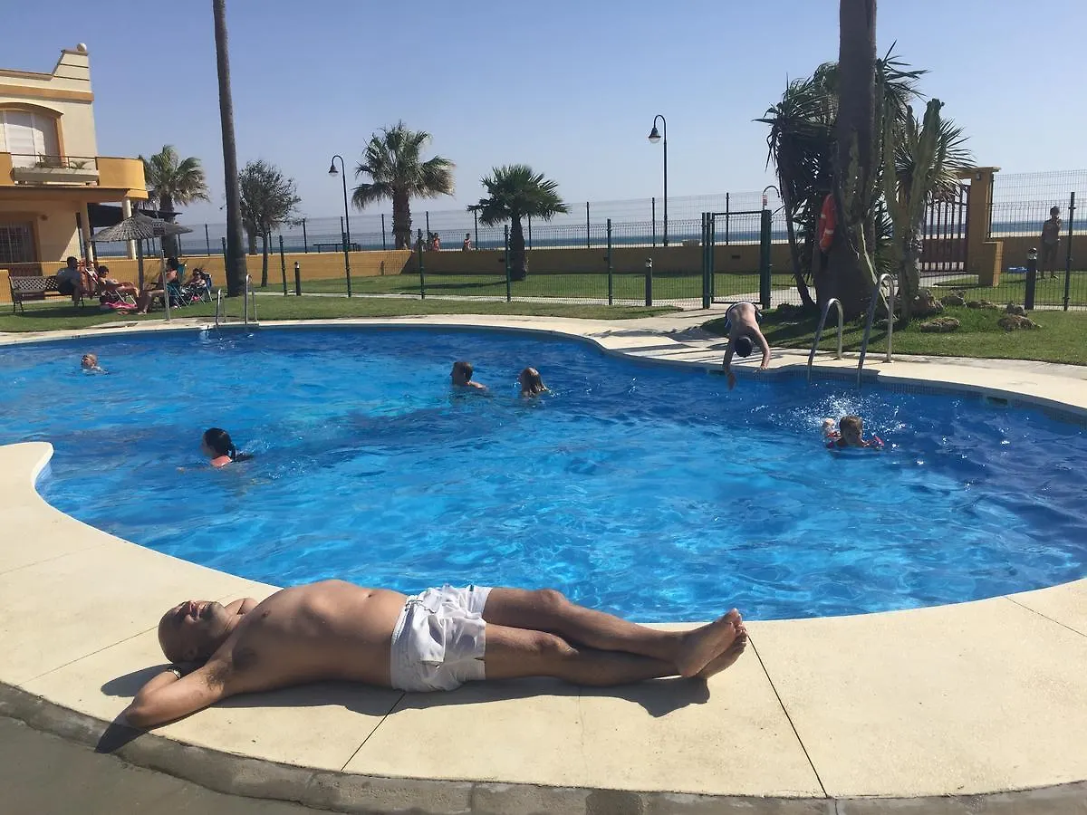 Apartamento primera linea de playa con piscina. Apartamento Tarifa